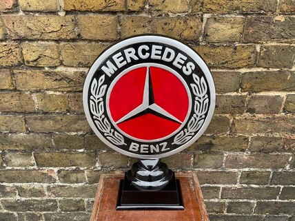 Aluminium Mercedes display logo